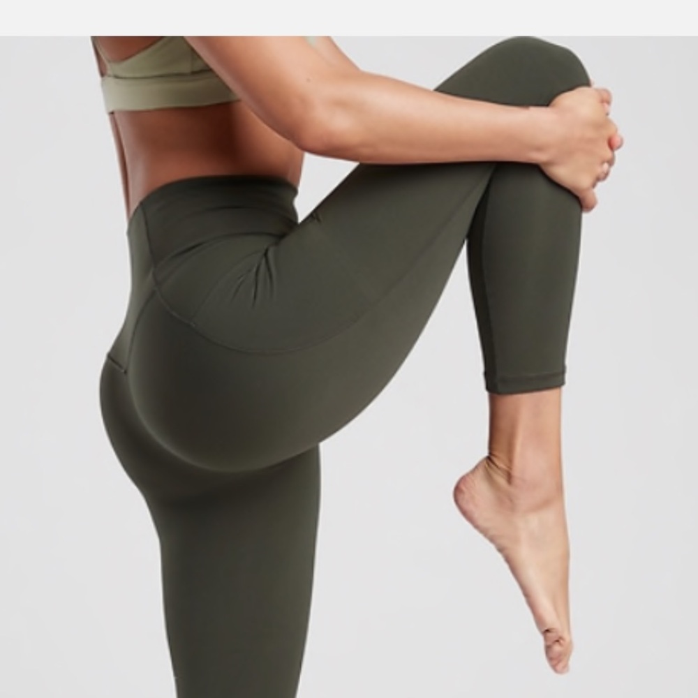 Athleta Salutation Stash Pocket II 7/8 Tight